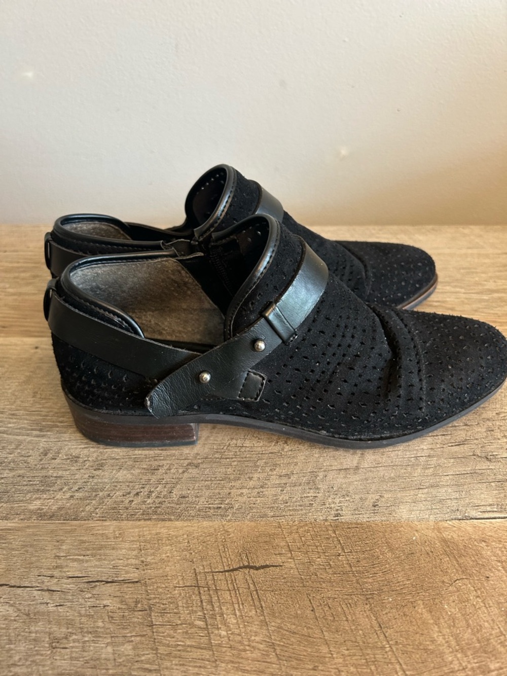Franco Sarto Sz 7 Rogue Black Perforated Suede Buckle Shooties Zipper Adjustable - Picture 5 of 12